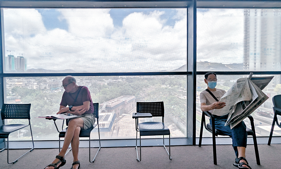 ●在藍天白雲下閱讀是另一番享受。 