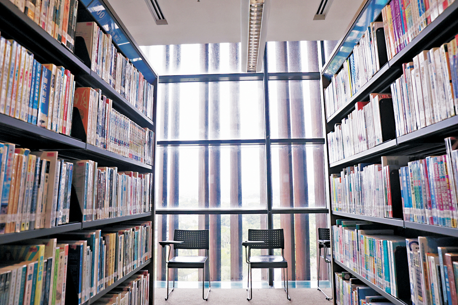 ●木屏風設計的外景內裏是另一個風景。 