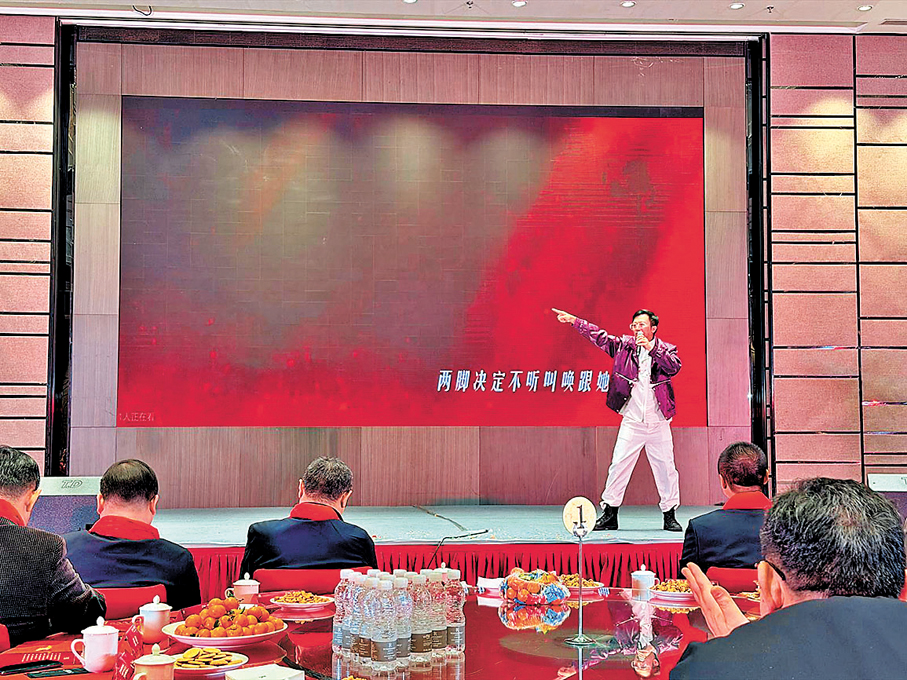 ●作者在聯歡會上演唱《護花使者》。 作者供圖