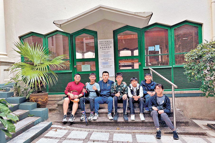 ●作者與學生們在基督科學教會香港第一分會前。 作者供圖