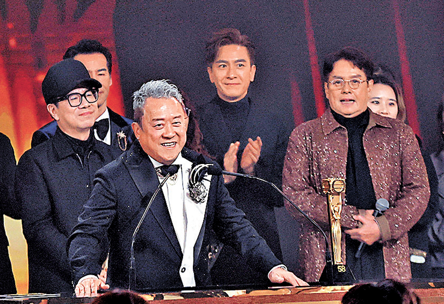 ●大會壓軸頒發「萬千光輝榮譽傳奇大獎」予曾志偉。 香港文匯報記者北山彥  攝