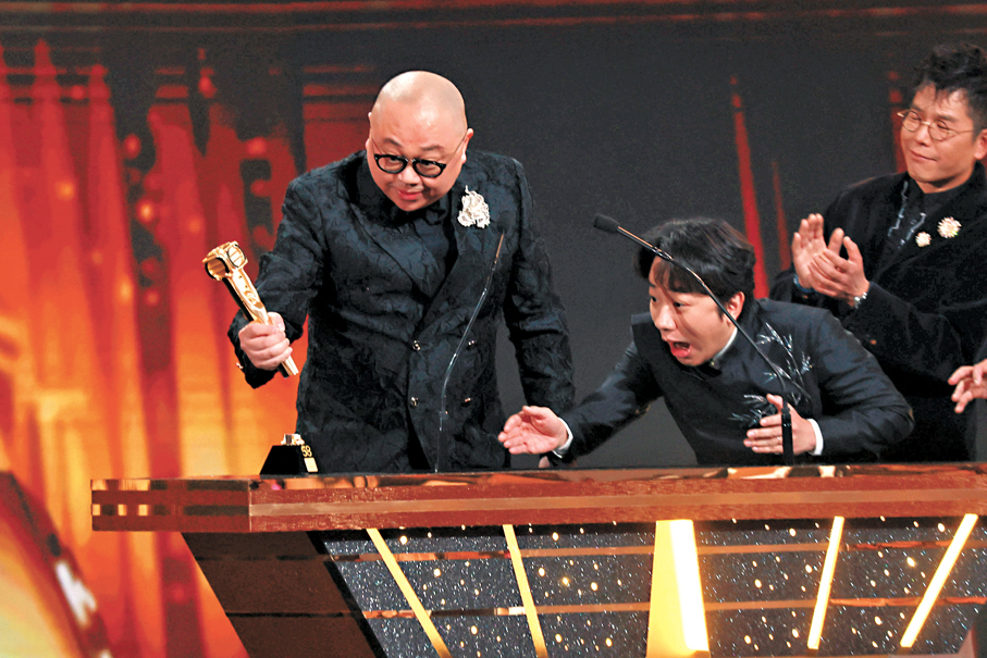 ●林盛斌的獎座一分為二，王祖藍也大為震驚。  香港文匯報記者北山彥  攝