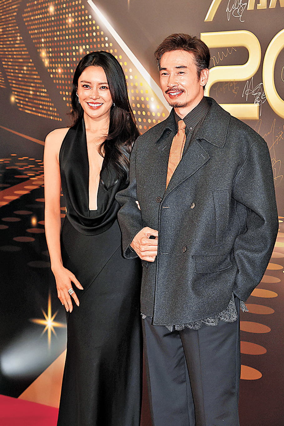 ●穿上中門大開晚裝的張曦雯手挽陳豪登場。  香港文匯報記者北山彥  攝