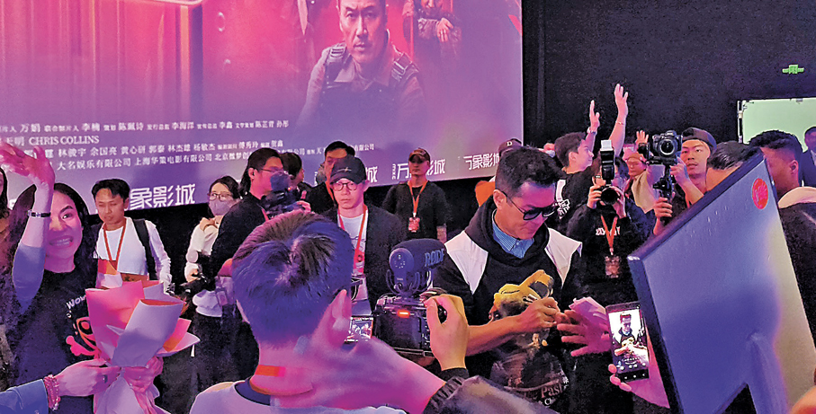 ▶古仔為粉絲簽名。香港文匯報記者胡永愛  攝