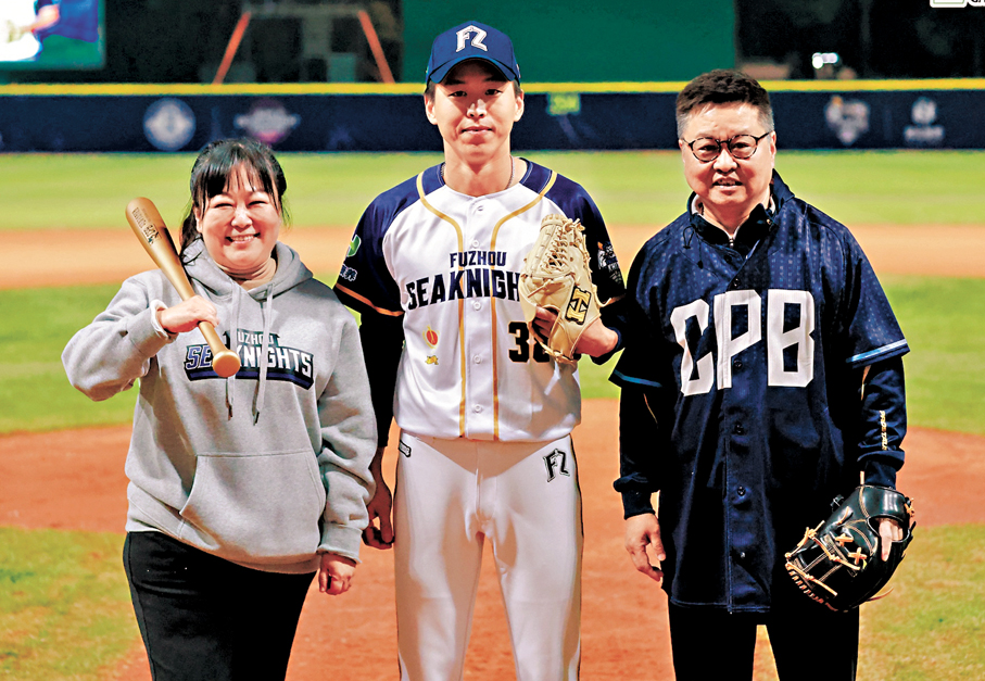 ●梁家豪（中）與父親梁偉鴻（右）一同任開球嘉賓。  受訪者供圖