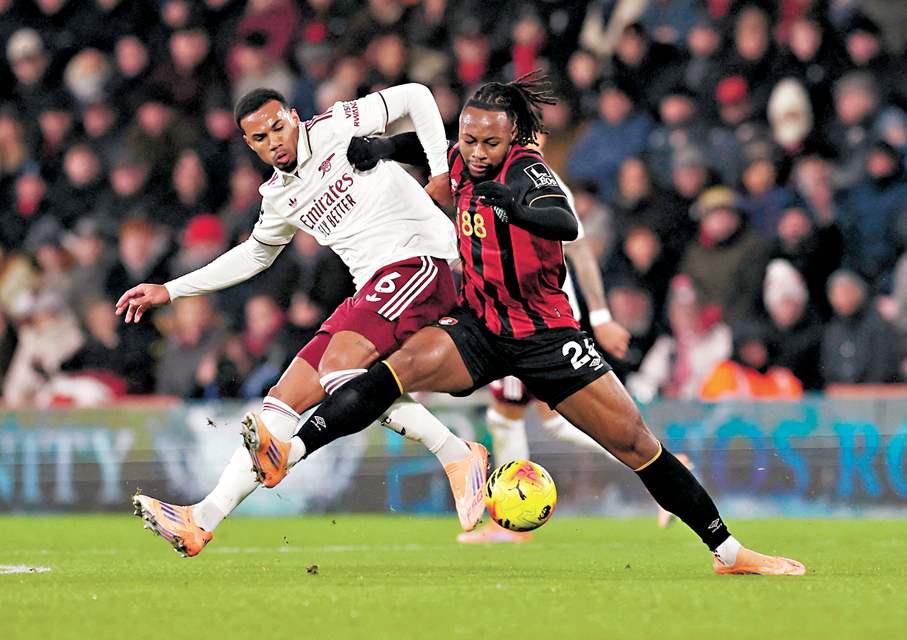 ●馬加希斯（左）犯錯後成功將功補過。  路透社