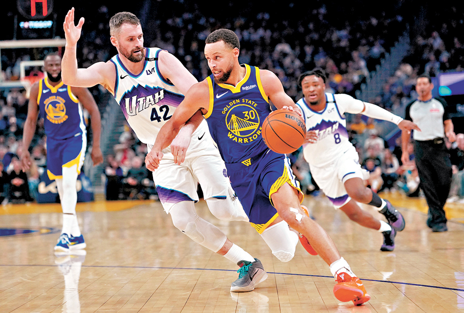 ●居里（右）運球突破。  法新社