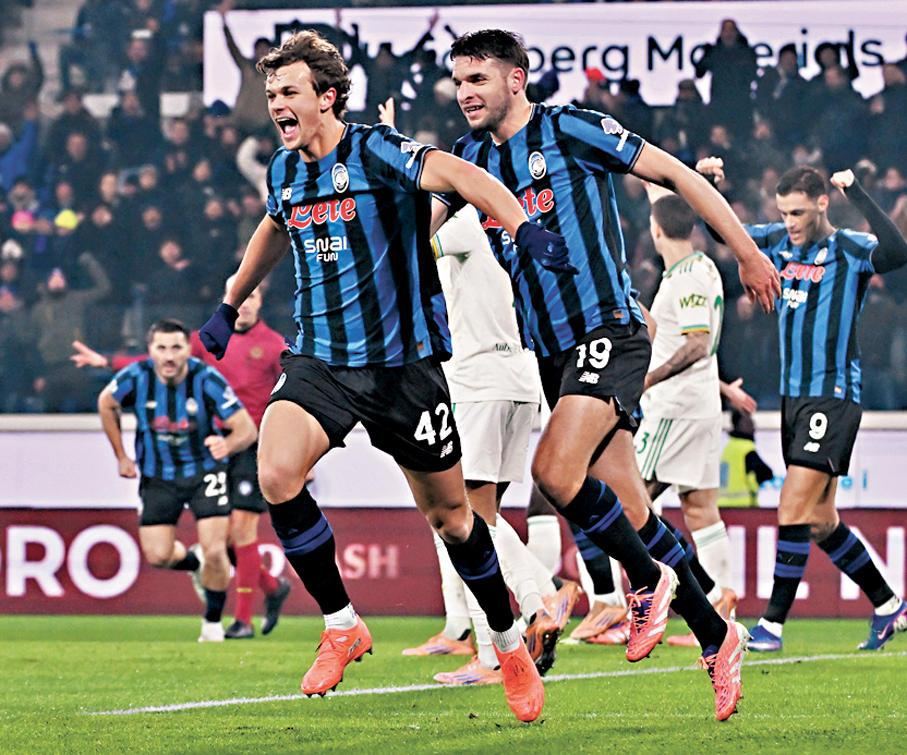 ●施加雲尼（左前）替阿特蘭大奠勝。  新華社