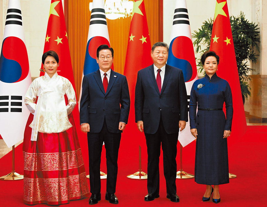 ●1月5日下午，國家主席習近平在北京人民大會堂同來華進行國事訪問的韓國總統李在明舉行會談。這是會談前，習近平和夫人彭麗媛同李在明和夫人金惠景合影。 新華社