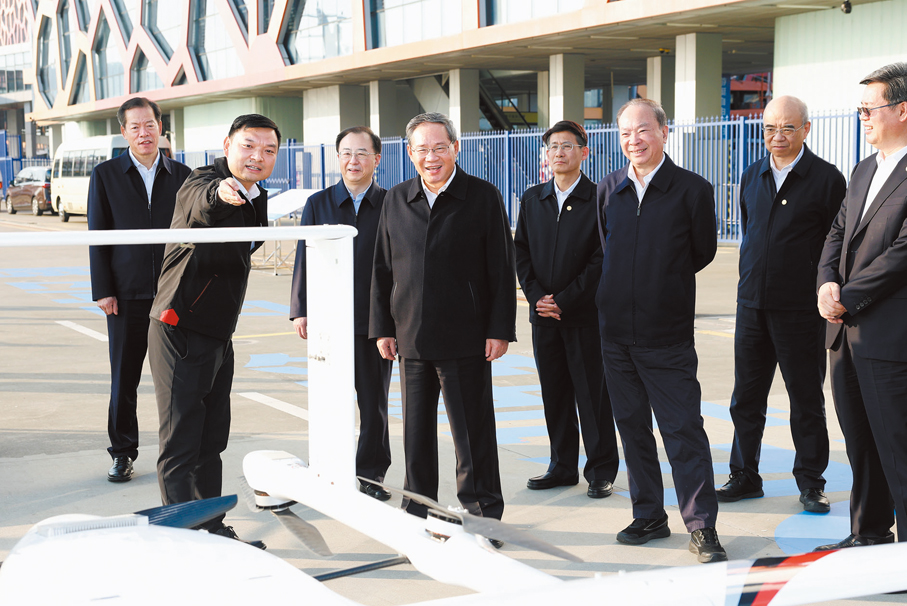 ●1月4日，李強在深圳蛇口郵輪母港直升機場，了解低空經濟發展情況。新華社