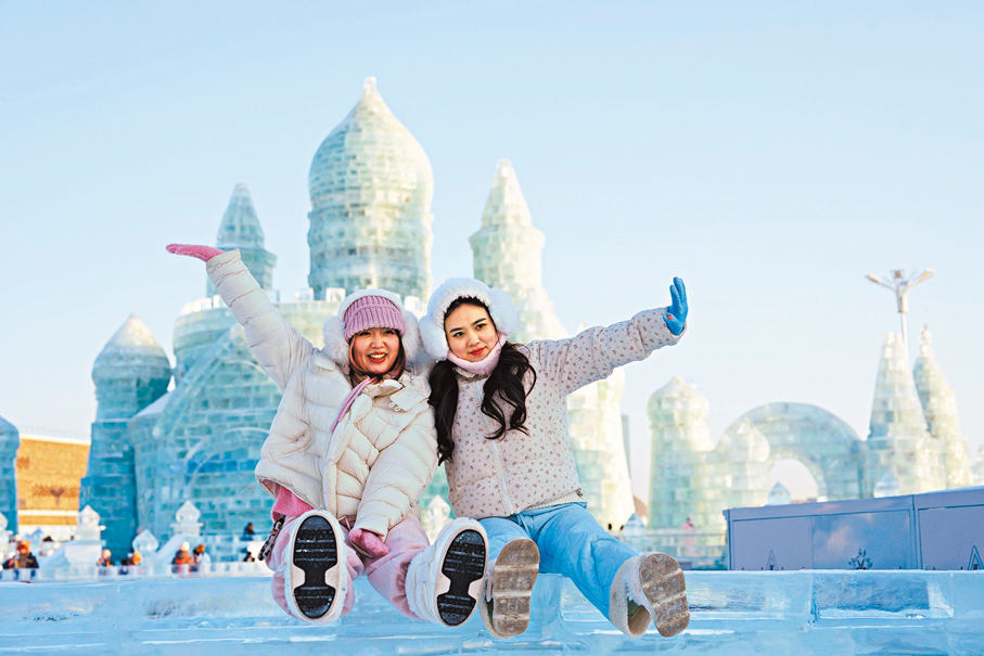 ●1月5日，遊客在哈爾濱冰雪大世界園區拍照。 新華社