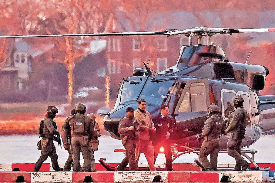 ●馬杜羅由直升機押送，準備在紐約聯邦法院出庭。 彭博社