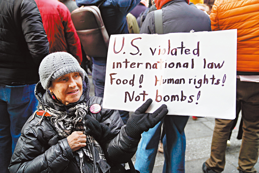 ●香港議員對美方行徑表示強烈譴責。圖為民眾在美國遊行，抗議美國對委內瑞拉實施軍事打擊。 資料圖片