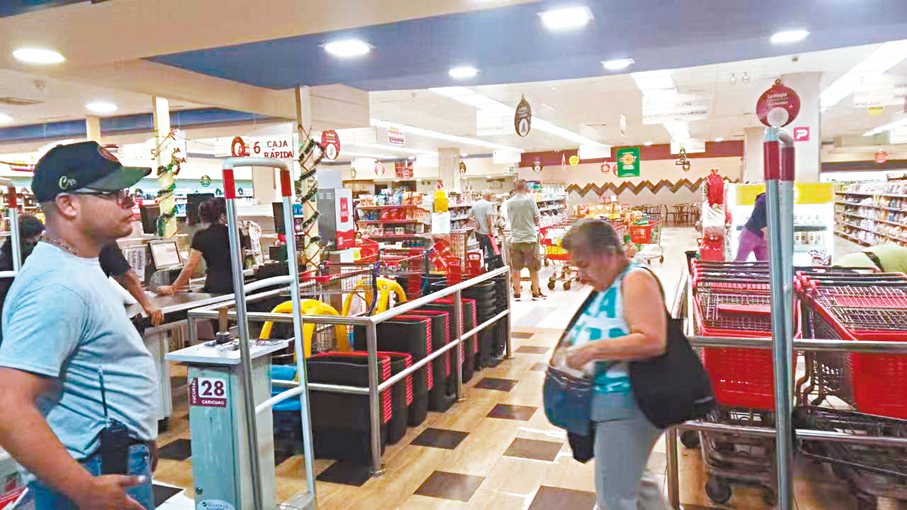 ●委內瑞拉首都加拉加斯逐漸回歸平穩。圖為民眾在加拉加斯購物。 受訪者供圖