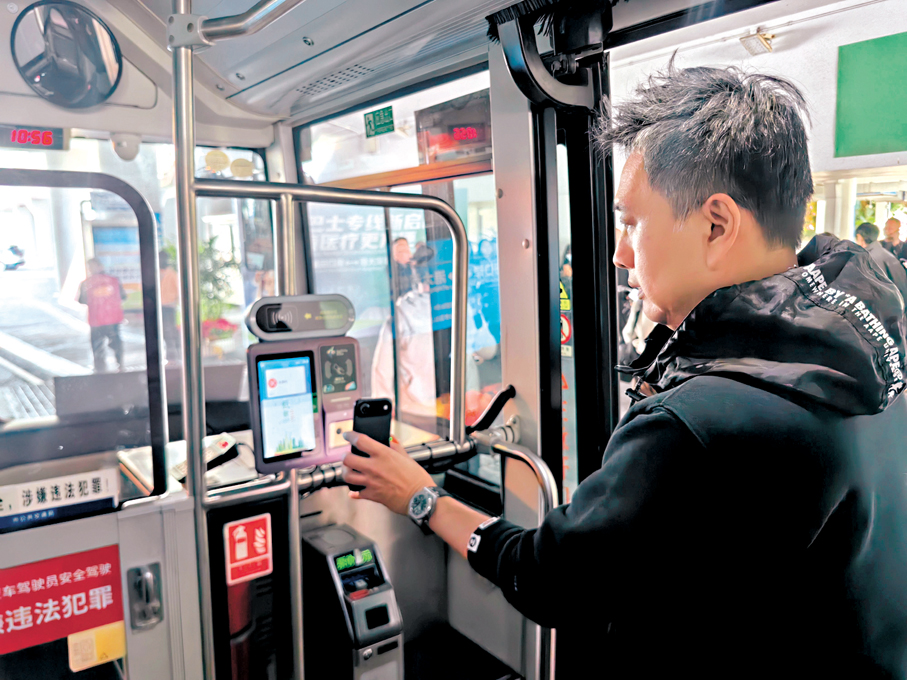 ●港人何先生說，直達巴士讓交通成本大大降低，能投現金也能刷深港互通卡，非常方便。