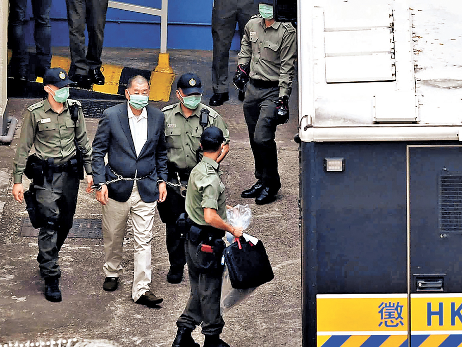 ●一些反中亂港及外部勢力一直訛稱黎智英有「健康問題」，不過，香港文匯報記者在審訊現場觀察，足見所謂「健康問題」是無中生有。圖為黎智英被押解到法庭審訊。 資料圖片