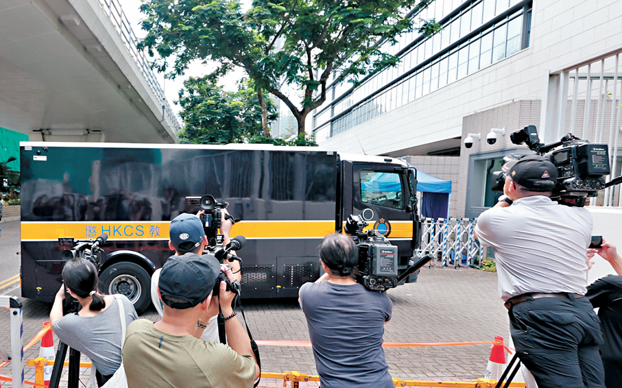 ●圖為黎智英早前由囚車押送到西九龍裁判法院應訊。 資料圖片