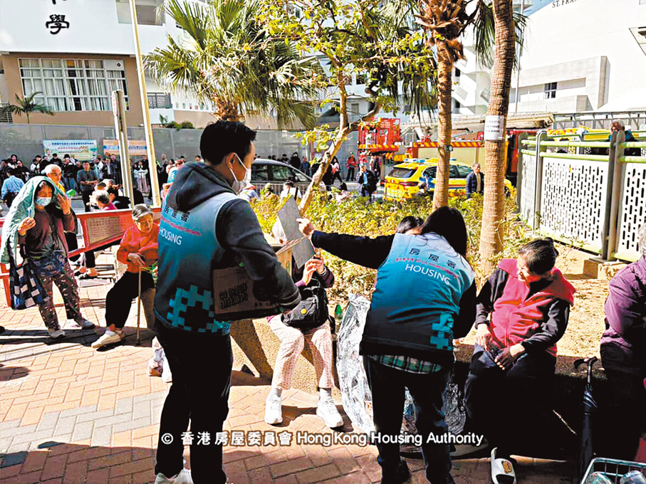 ●房屋署職員向走避火警的美如樓居民派發飲用水。 房委會Fb圖片