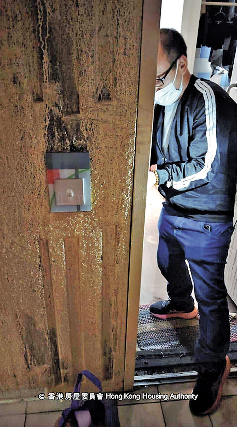 ●房屋署安排承辦商為美如樓曾被破門的單位更換門鎖。 房委會Fb圖片