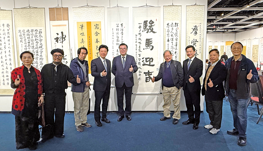 ●主禮嘉賓與會員一起參觀展覽。