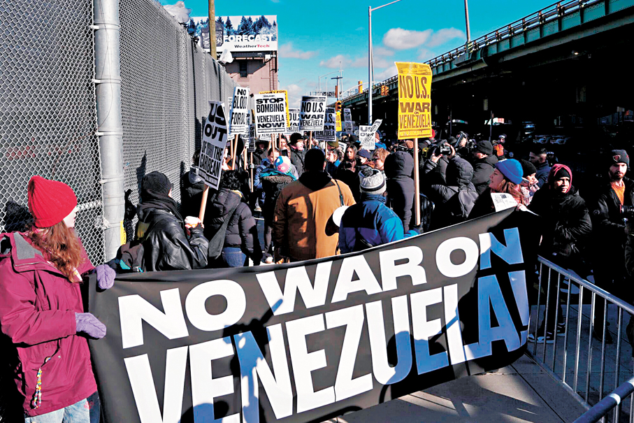 ●美國有民眾示威，反對特朗普政府襲擊委內瑞拉並將總統馬杜羅抓到美國拘留。 彭博社