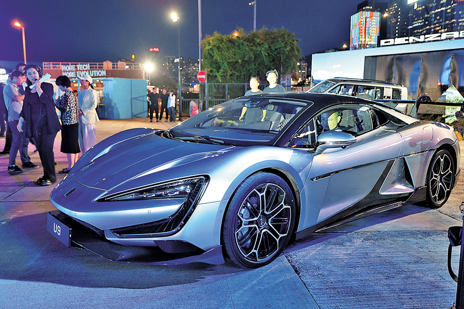 ●比亞迪計劃在全球推廣超豪華品牌「仰望」。圖為仰望的U9。 香港文匯報記者黃艾力  攝