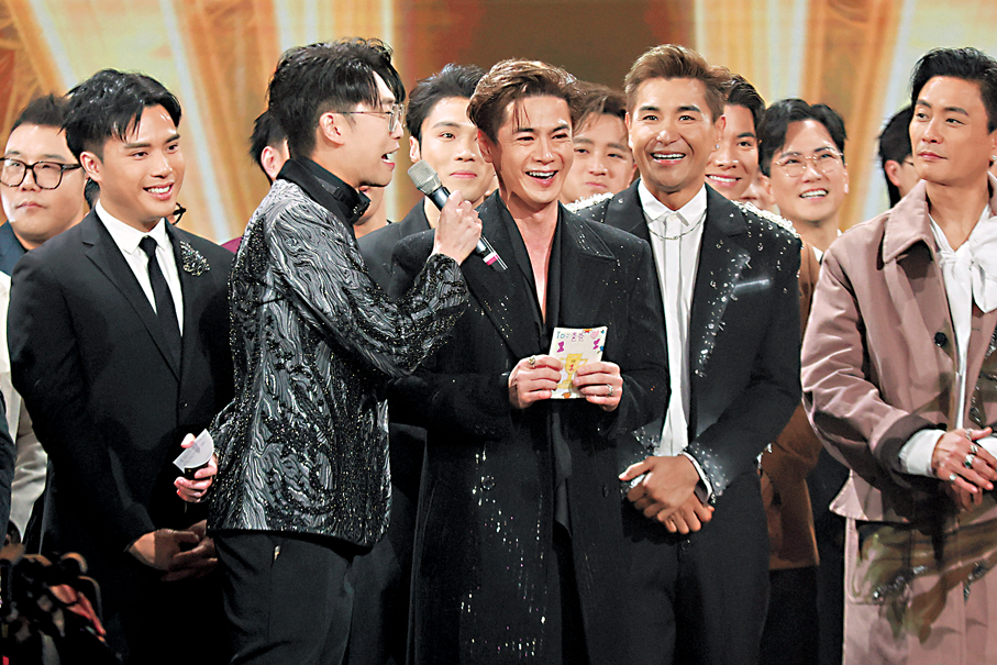 ●羅子溢前晚表示一對子女畫了心意卡給他。  香港文匯報記者北山彥  攝