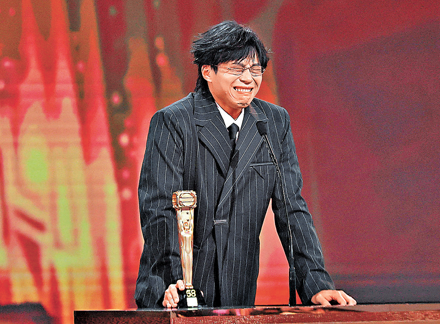 ●坤哥前晚在台上再次流露激動神情。 香港文匯報記者北山彥  攝