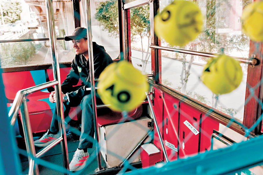 ●鍾情香港文化的吳易昺十分享受賽會安排的電車之旅。  公關圖片