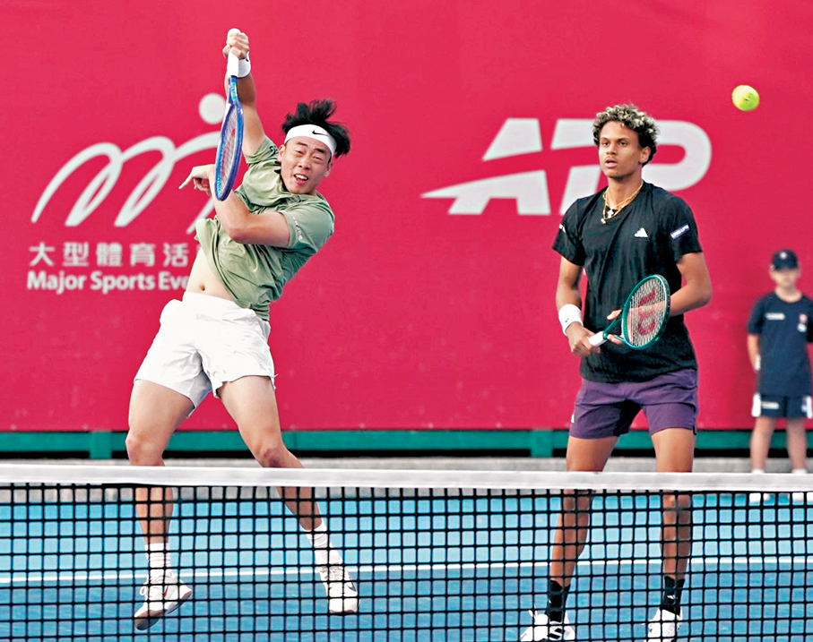 ●黃澤林（左）和迪亞路在比賽中。    香港文匯報記者張發兒 攝