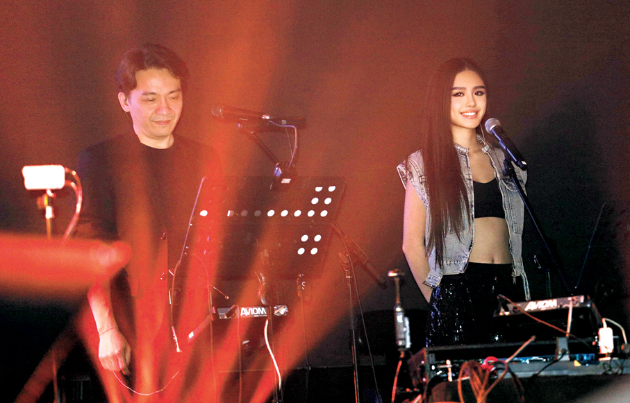 ●鍾懿為爸爸當和音員。  大會供圖