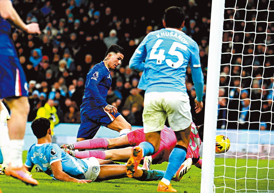 ●安素費南迪斯替車路士搶回一分。  美聯社