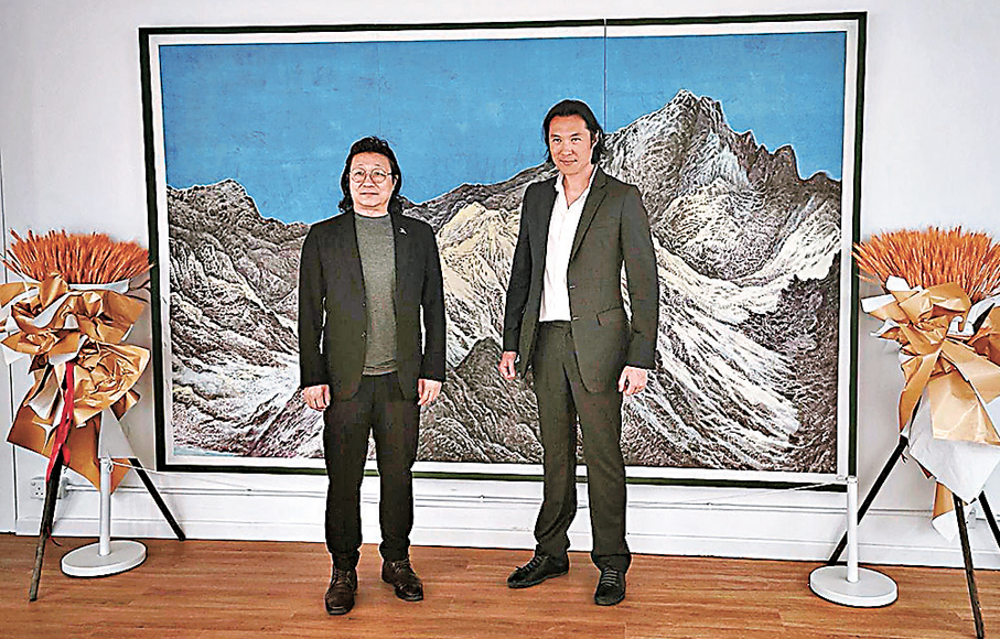 ●趙式慶先生到訪「境·美術館」參觀作者個展，二人在西藏系列作品前合影。 作者供圖