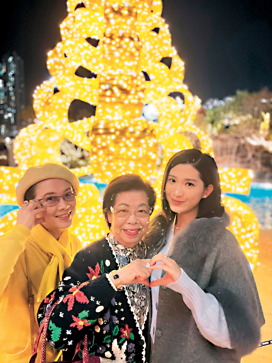 ●跟母親(中)、女兒(右)在金光燦爛的聖誕樹前留影。 作者供圖