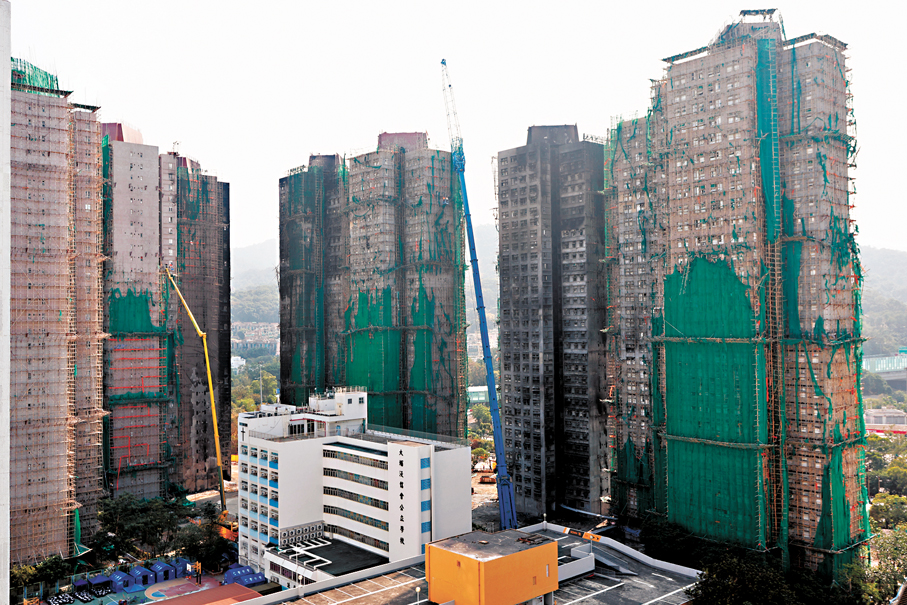 ●大埔區議會昨日的會議重點是跟進宏福苑火災的善後及支援工作安排。 香港文匯報記者黃艾力  攝