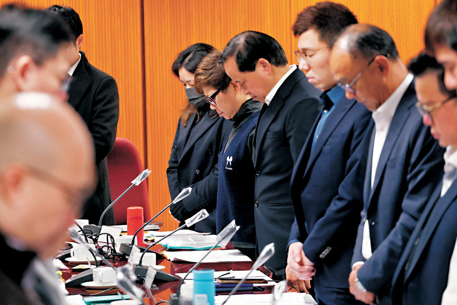 ●大埔區議會昨日舉行宏福苑大火後首次會議，開始前各人為罹難者默哀1分鐘。 香港文匯報記者黃艾力 攝