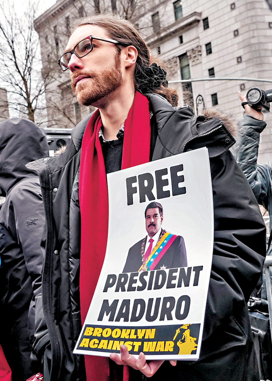 ●支持馬杜羅的人士在法院外展示標語。 新華社