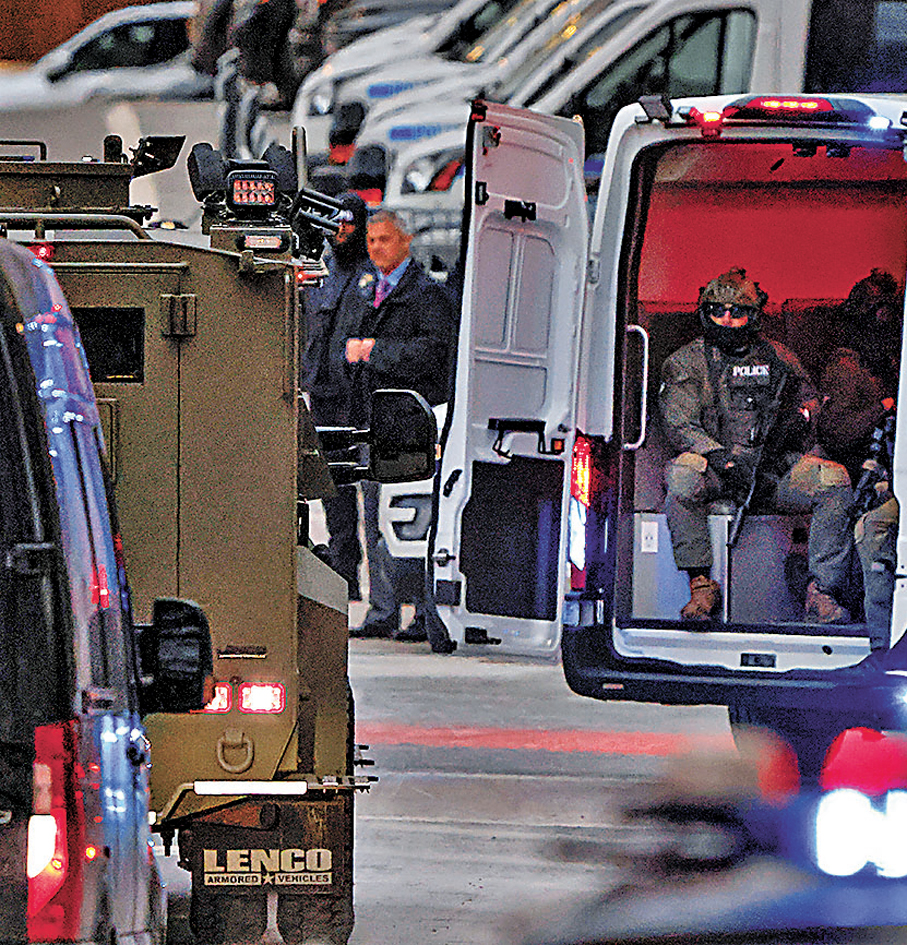 ●當局押解馬杜羅到法院 ，武裝警員在前車嚴密戒備。 美聯社