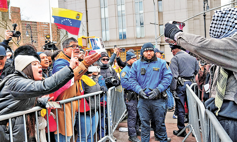 ●兩派人士在法院外對罵。 法新社