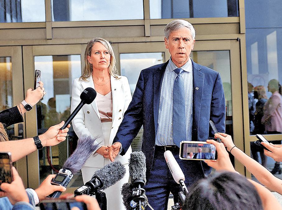 ●波拉克（右）曾為維基解密創辦人阿桑奇辯護。 資料圖片