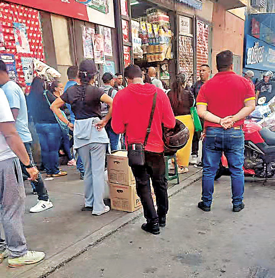 ●在委內瑞拉首都加拉加斯，當地居民在購物。 受訪者供圖