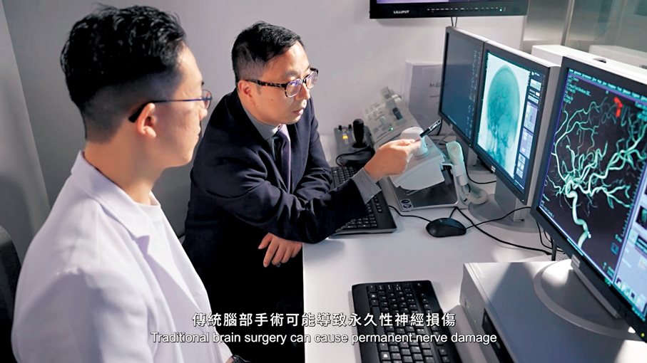 ●張立研究的微型機械人，已成功在豬隻身上抑制了腦腫瘤的生長。 視頻截圖