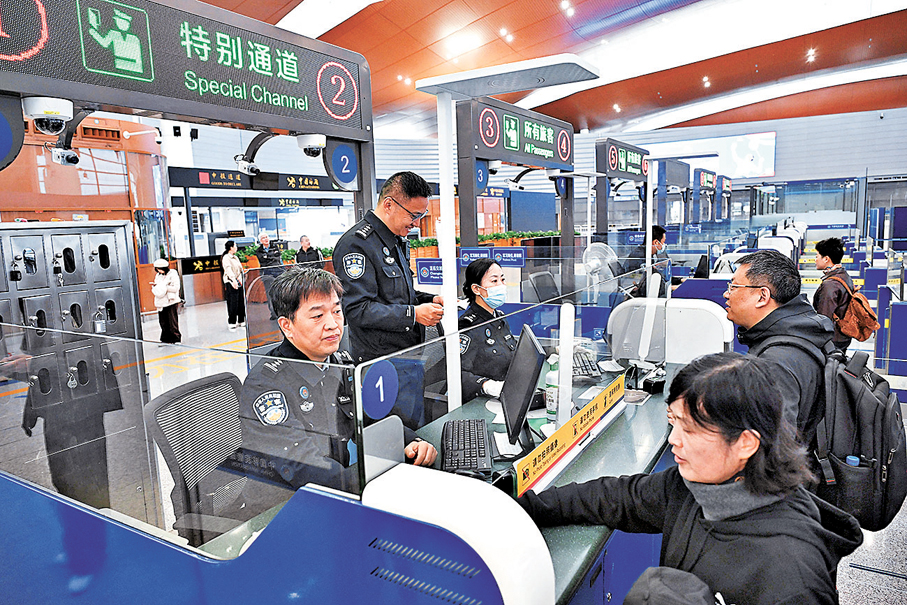 ●1月6日，在港珠澳大橋珠海公路口岸，旅客在人工查驗通道等待過關。 新華社