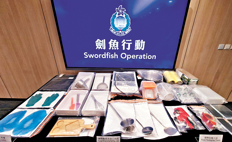 ● 入境處調查人員進行反非法勞工行動，搜獲多項物證。 香港文匯報記者鄧偉明  攝