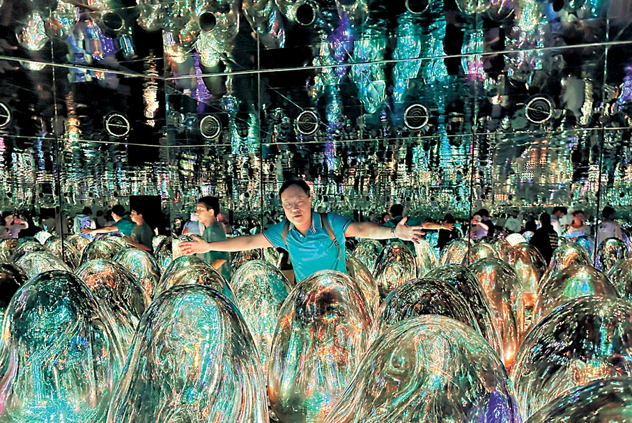 ●洪文正參觀teamLab Phenomena。 作者供圖