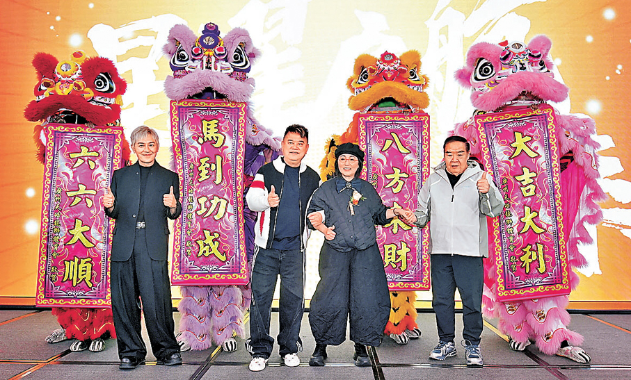 ●陳浩民、陳百祥與鄭則仕齊為苑仔點讚。    大會供圖