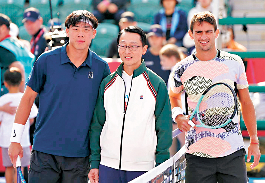 ●黃澤林（左）以直落兩盤擊敗阿根廷球手拿方尼（右）。