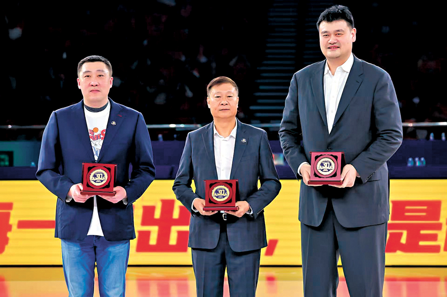 ●（右起）姚明、李秋平與章文琪現場獲頒功勳紀念章。 俱樂部供圖
