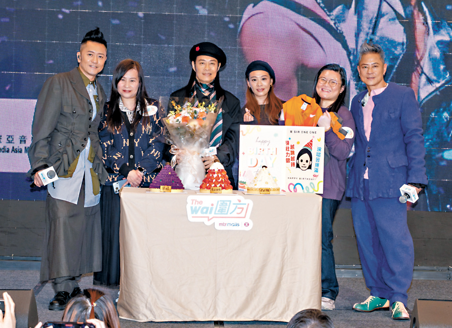 ●眾人為蔡一智（左三）慶生。  大會供圖