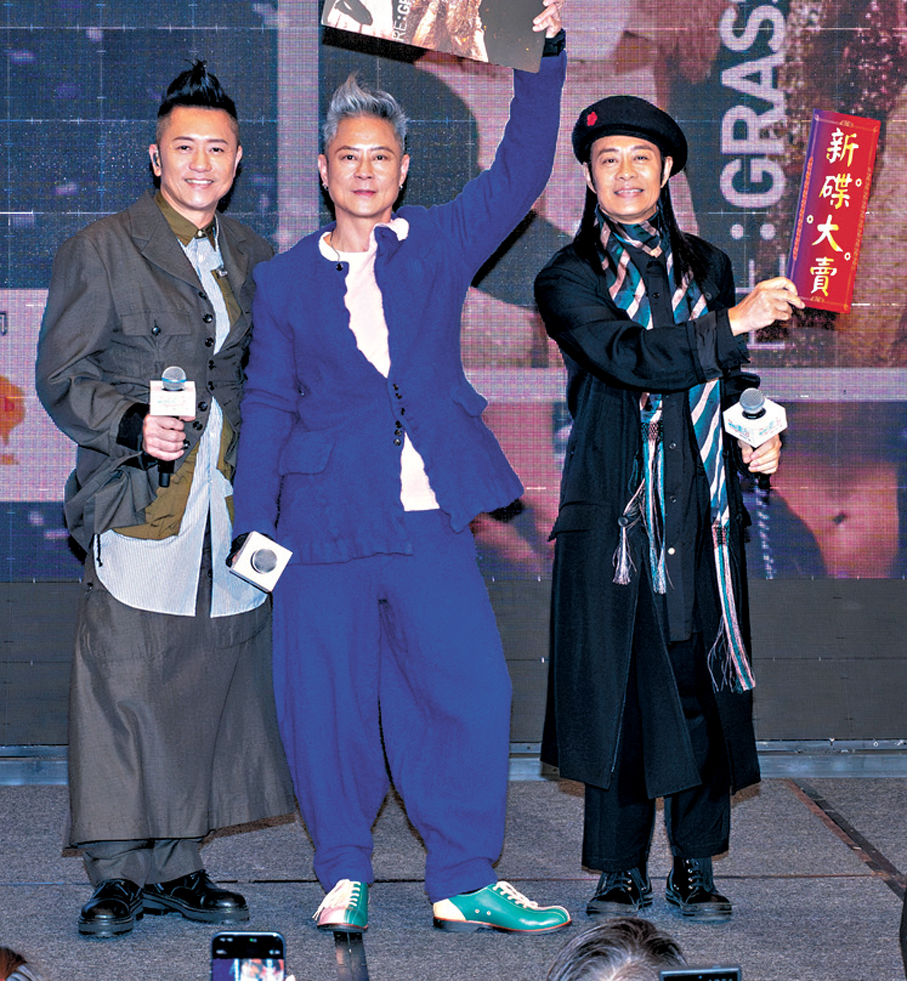 ●草蜢將藍光碟送給歌迷作為「定情信物」。    大會供圖